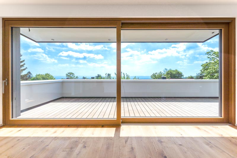 Bodentiefe Schiebetüren aus Holz mit Balkon