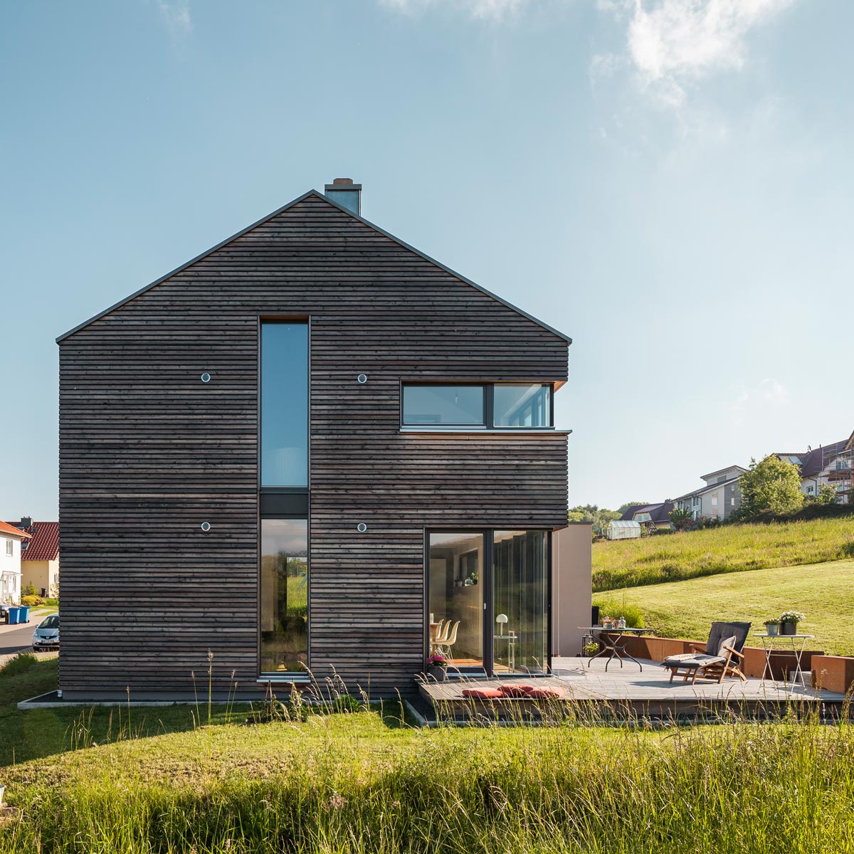 Holzhaus mit unbehandelter Holzfassade