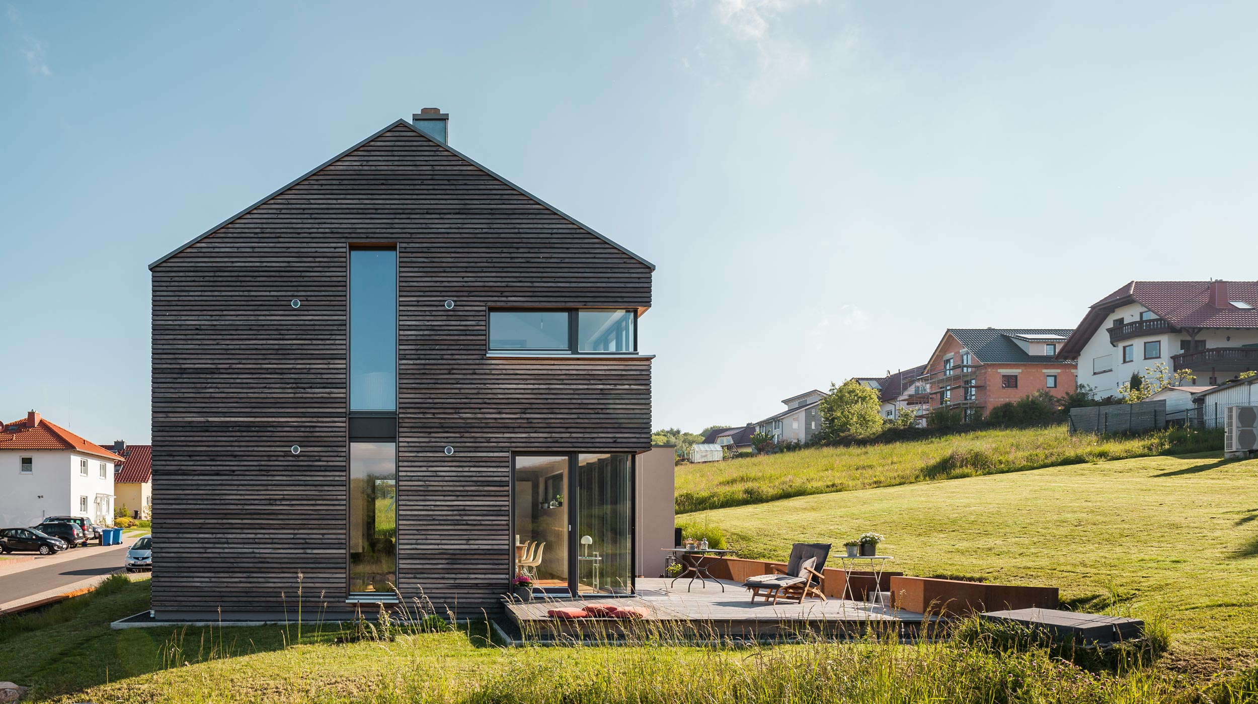 Holzhaus mit unbehandelter Holzfassade