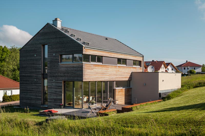 Einfamilienhaus in Holzrahmenbauweise mit natürlicher Holzfassade