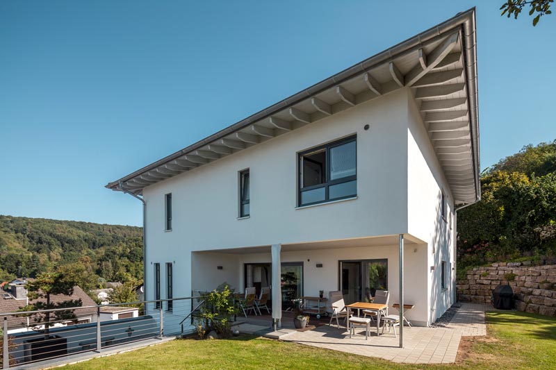 Holzhaus nach Feng-Shui-Prinzipien mit Terrassen und Gartenbereich