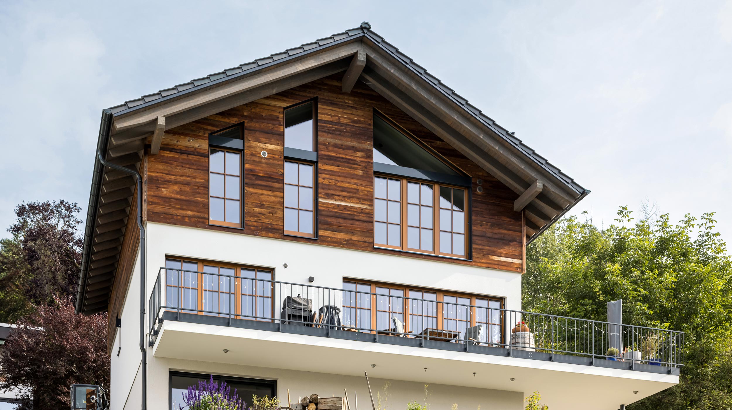 Holzhaus am Hang mit Altholzfassade