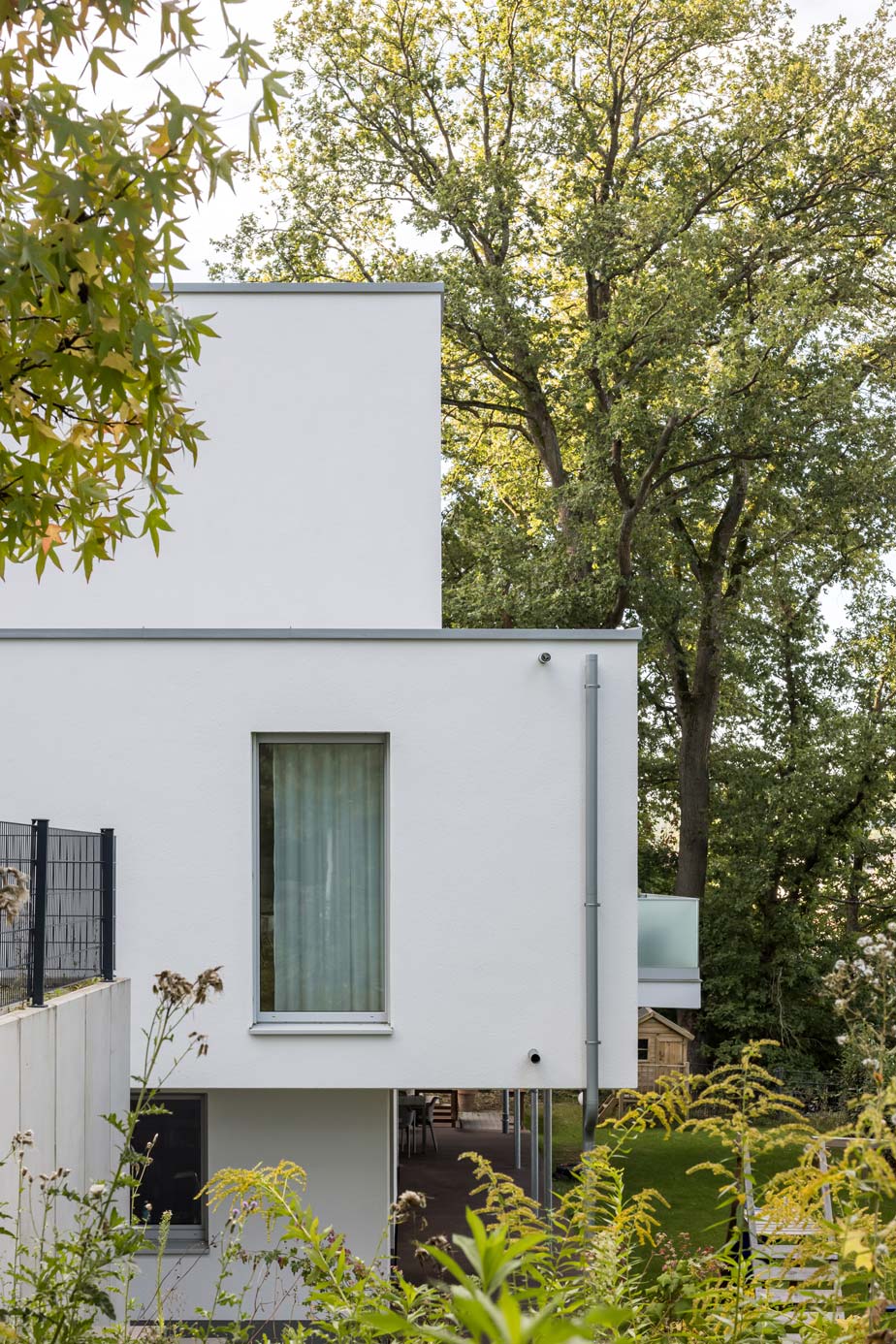 Einfamilienhaus in Holzrahmenbauweise im Bauhausstil, Seitenansicht