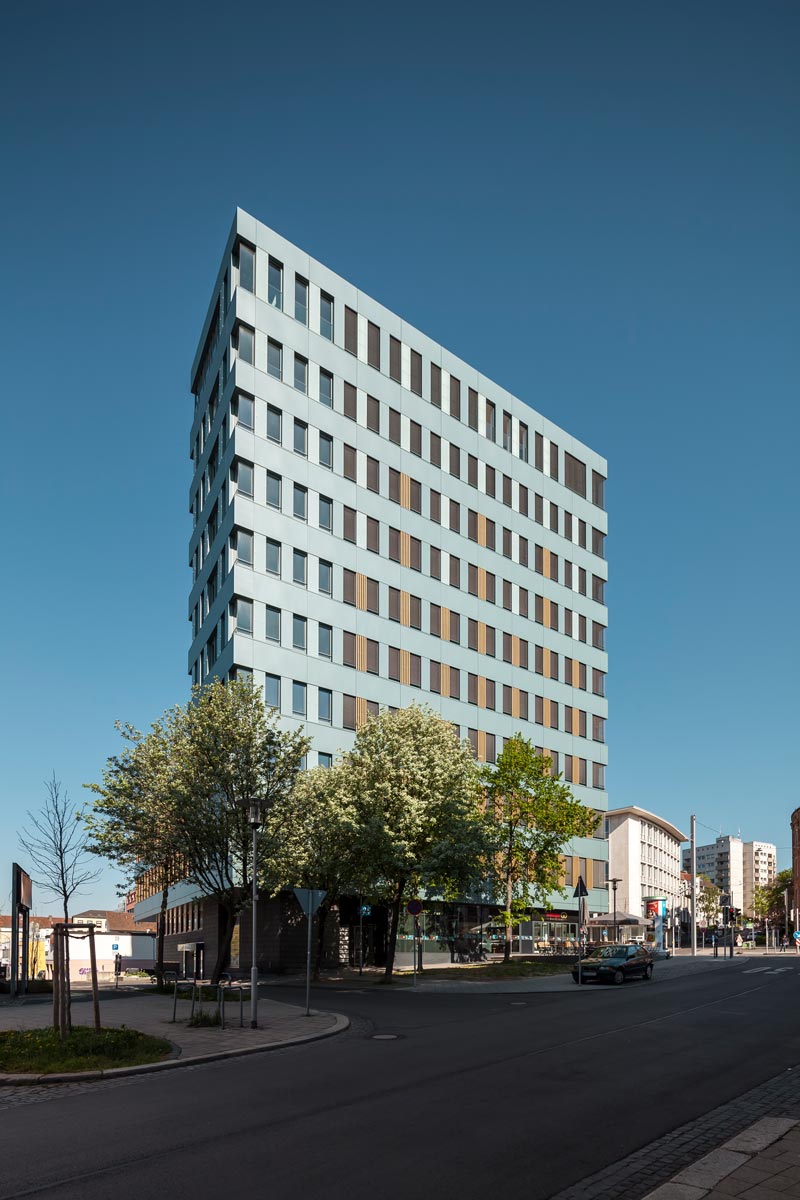 Das Hochhaus an der Friedrich-Ebert-Straße 25 in Kassel mit Fassade aus Aluminiumblech, Glas und Holzlamellen aus heimischer Eiche