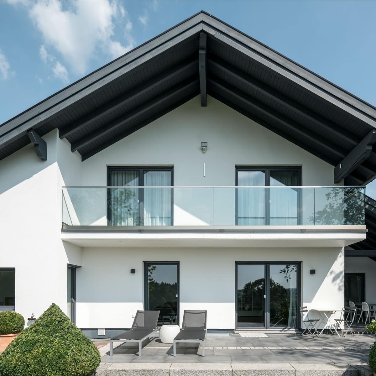 Fertighaussanierung in Königstein mit Balkon und Terrasse