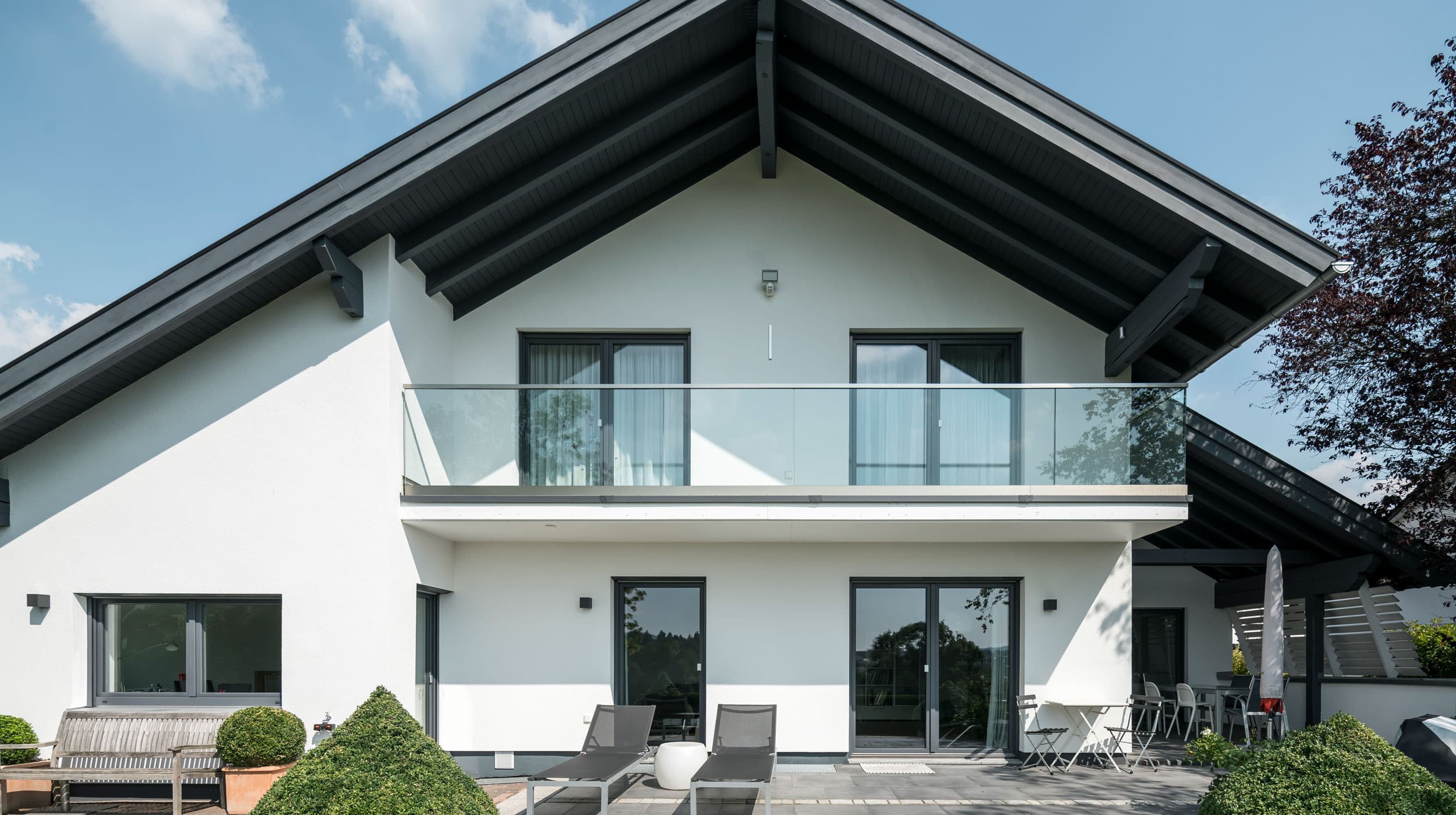 Fertighaussanierung in Königstein mit Balkon und Terrasse