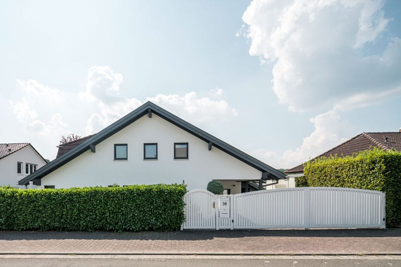 Fertighaussanierung in Königstein, von der Straße aus betrachtet