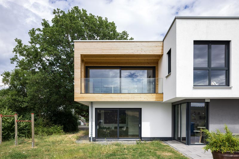 Hausanbau mit Holz- und Putzfassade