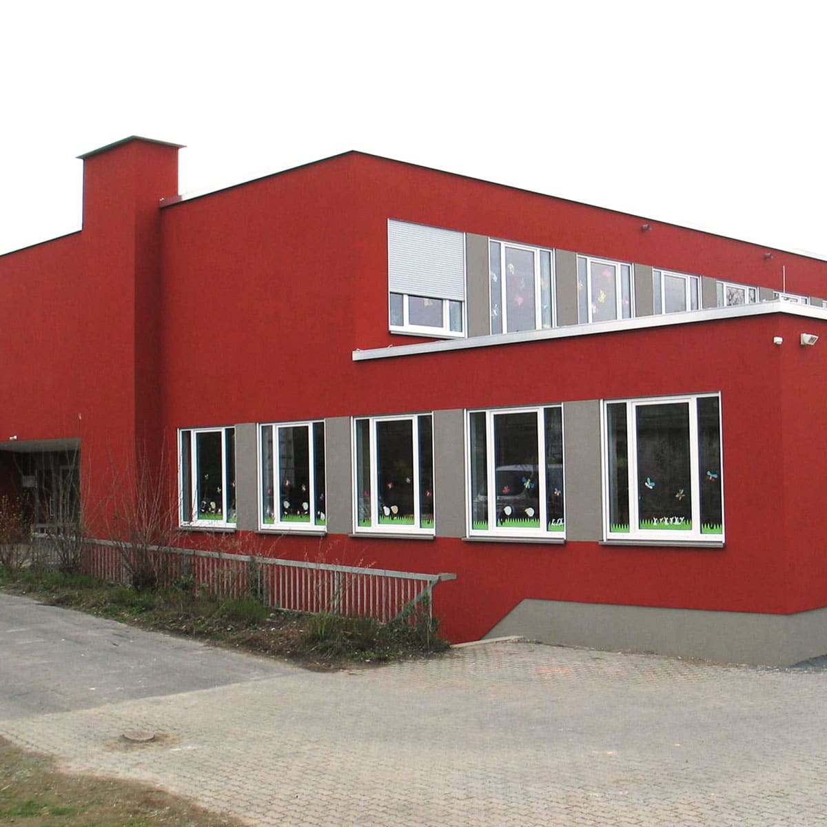 Heiligenbergschule in Gensungen mit roter Fassade