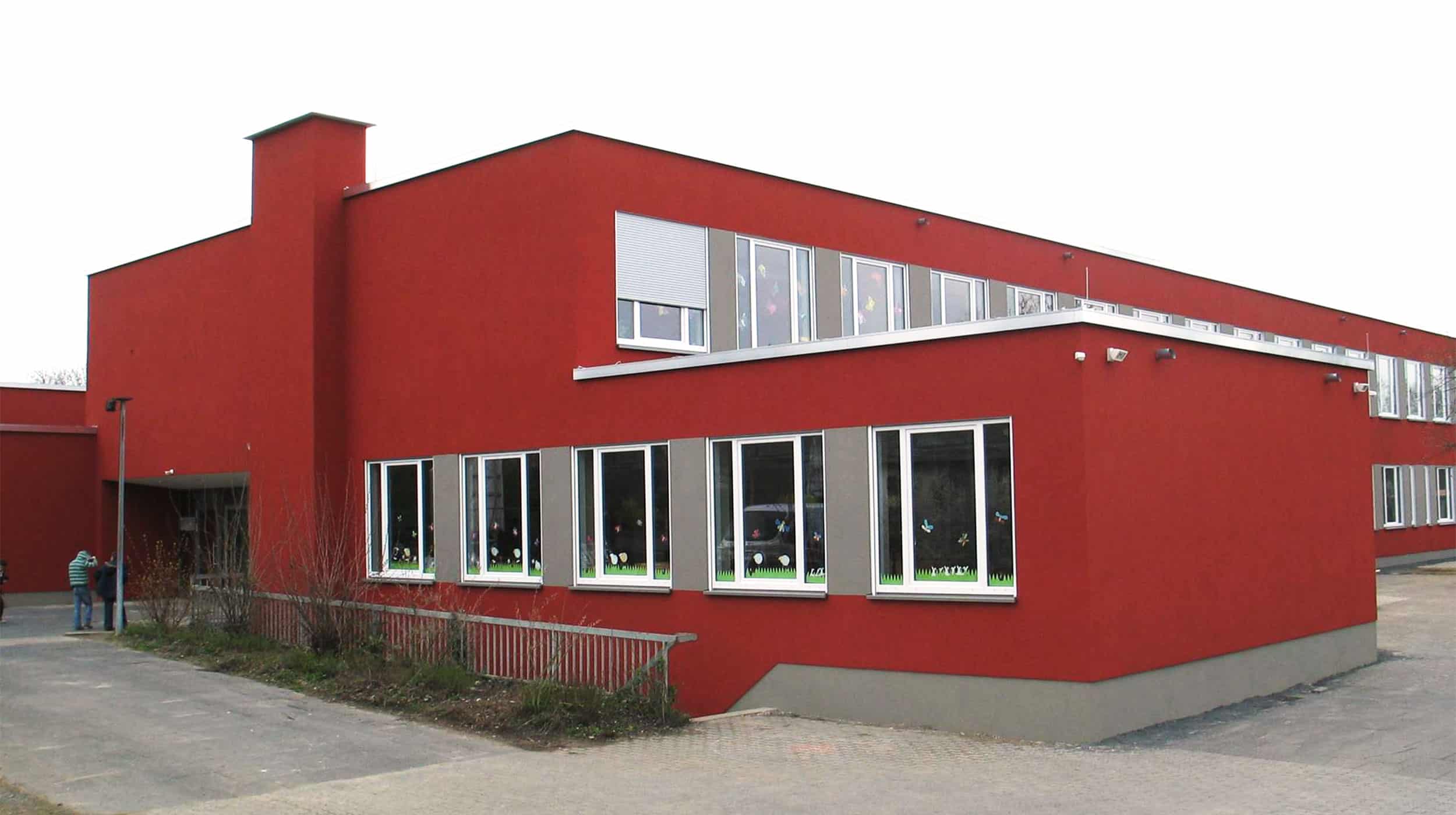 Heiligenbergschule in Gensungen mit roter Fassade