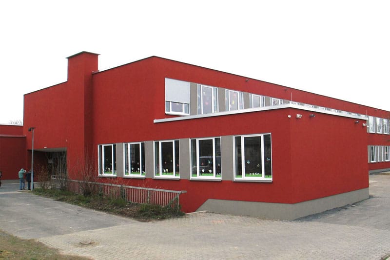 Heiligenbergschule in Gensungen mit roter Fassade