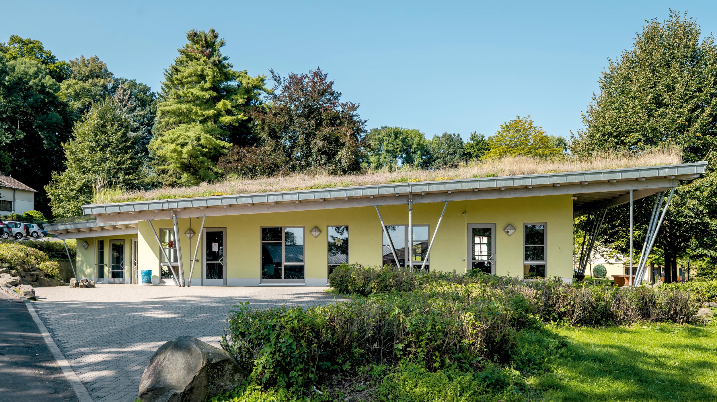 Cafeteria aus Holz mit Gründach auf dem Campus der CJD Jugenddorf-Christophorusschule