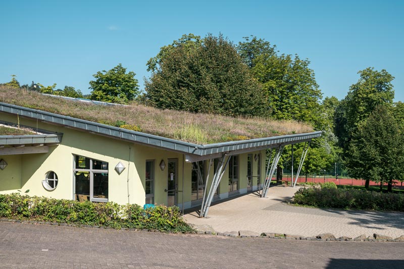 Cafeteria in Oberurff als Holzrahmenbau mit Dachbegrünung