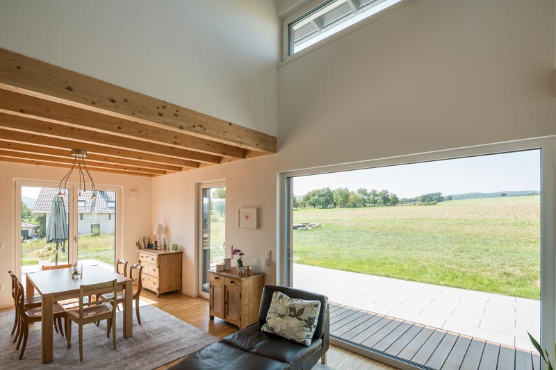 Schöner Wohnraum im Holzhaus mit Blick auf ein freies Feld