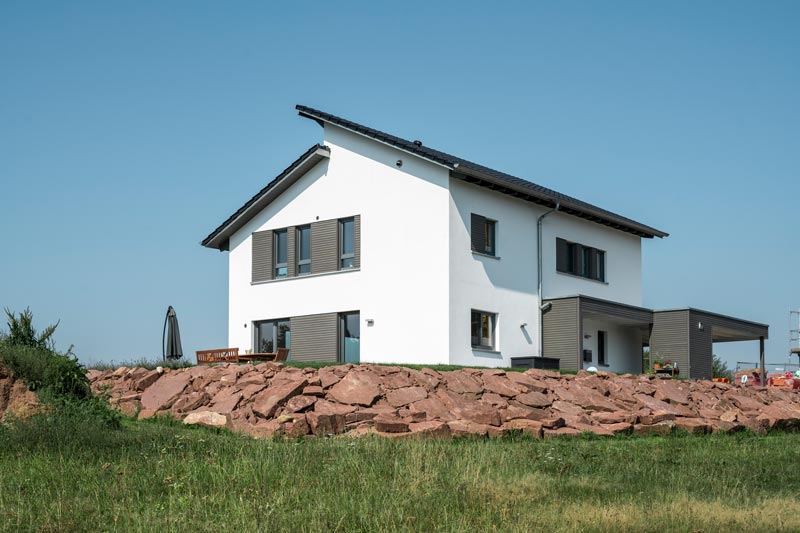 Ökologisch gebautes Holzhaus mit Putzfassade