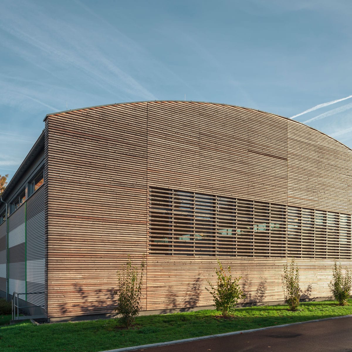 Sporthalle in Holzbauweise mit Holzfassade