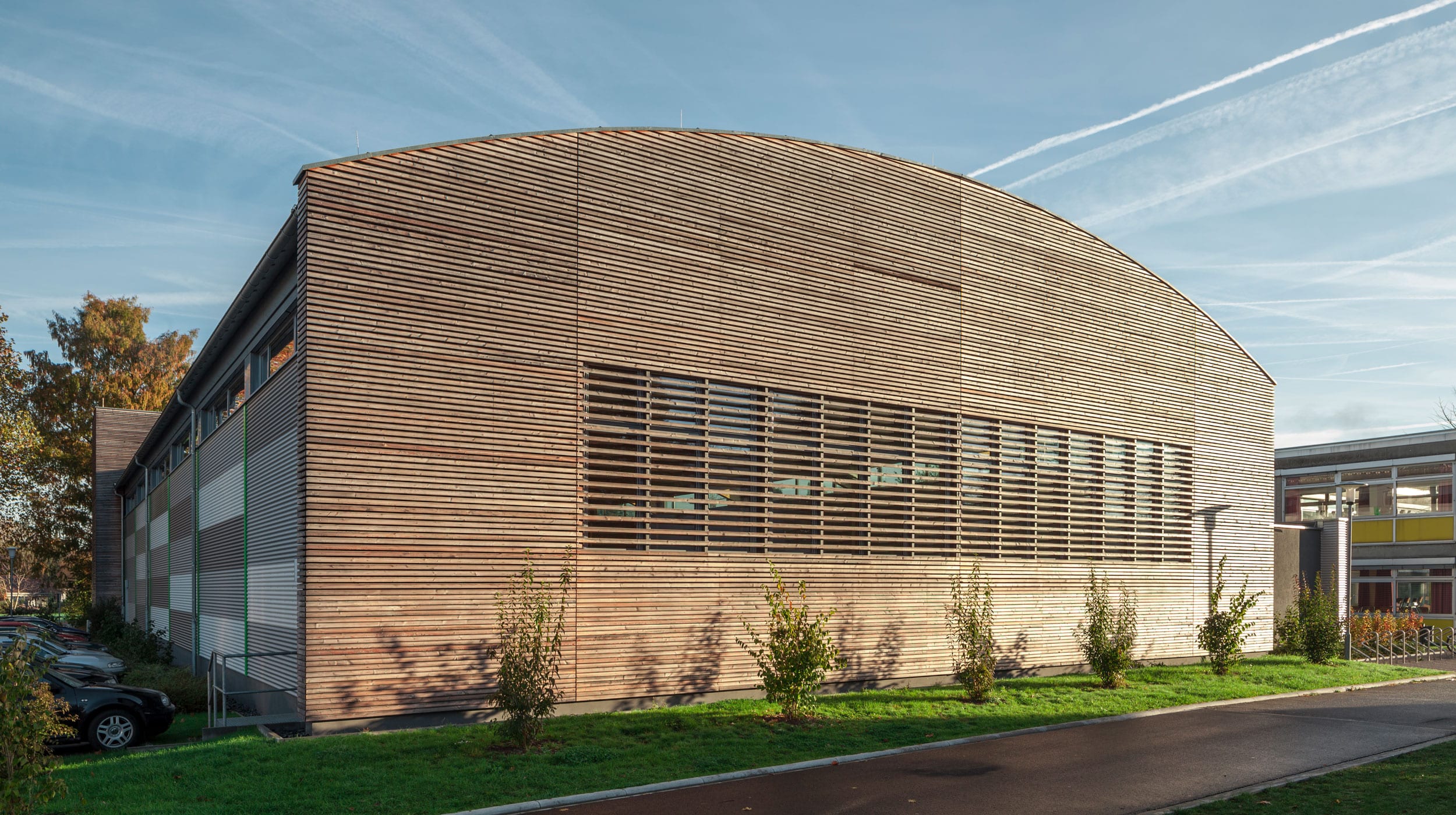 Sporthalle in Holzbauweise mit Holzfassade