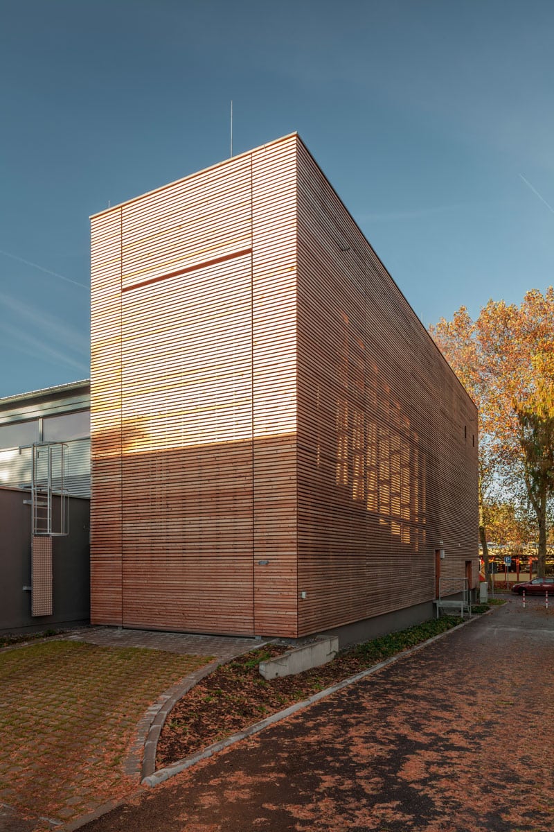 Holzfassade der Sporthalle Dieburg Seitenansicht