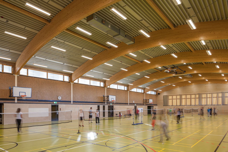 Spielfeld der Zweifeldsporthalle aus Holz