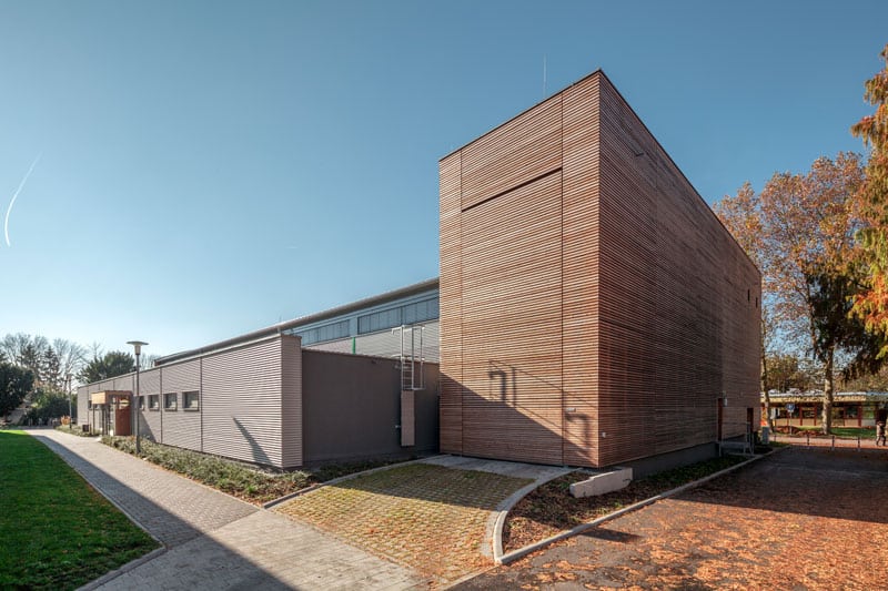 Eingang zur Sporthalle aus Holz