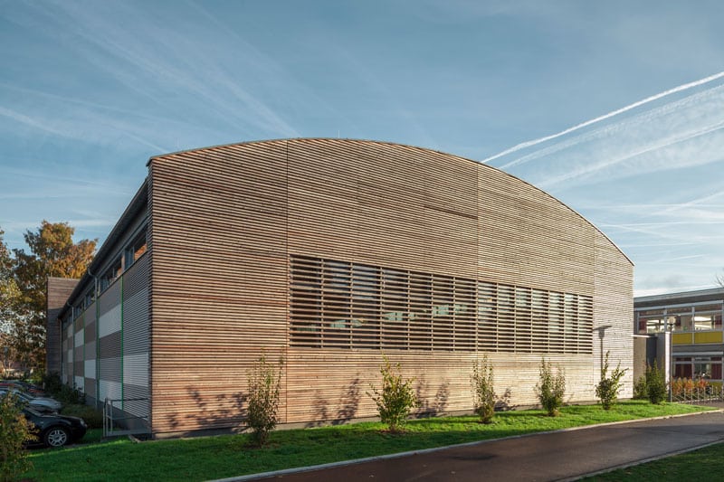 Sporthalle in Holzbauweise mit Holzfassade