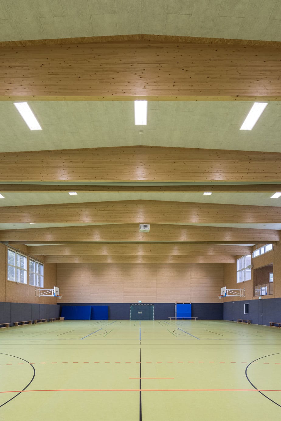 Dreifach-Sporthalle aus Holz