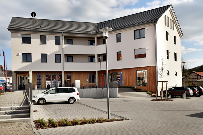 Mehrfamilienhaus als Holzbau auf dem Körler Dorfplatz