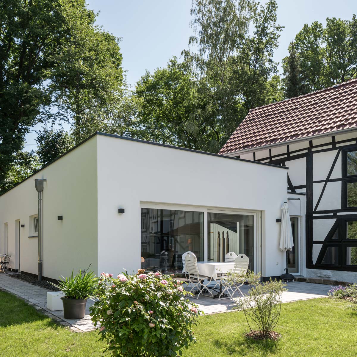 Anbau an ein Fachwerkhaus mit Terrasse