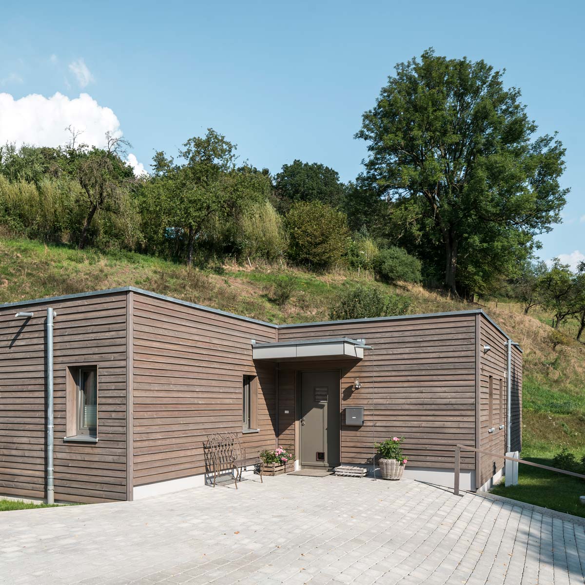 Bungalow aus Holz mit Holzfassade