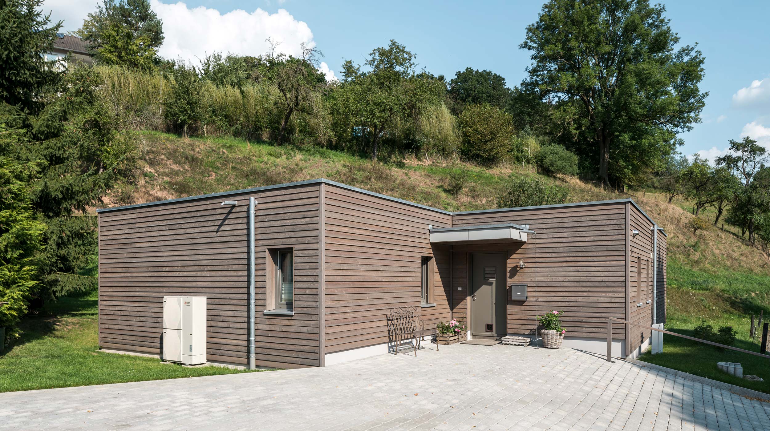 Bungalow aus Holz mit Holzfassade