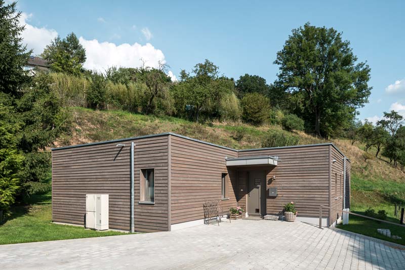 Bungalow aus Holz mit Holzfassade