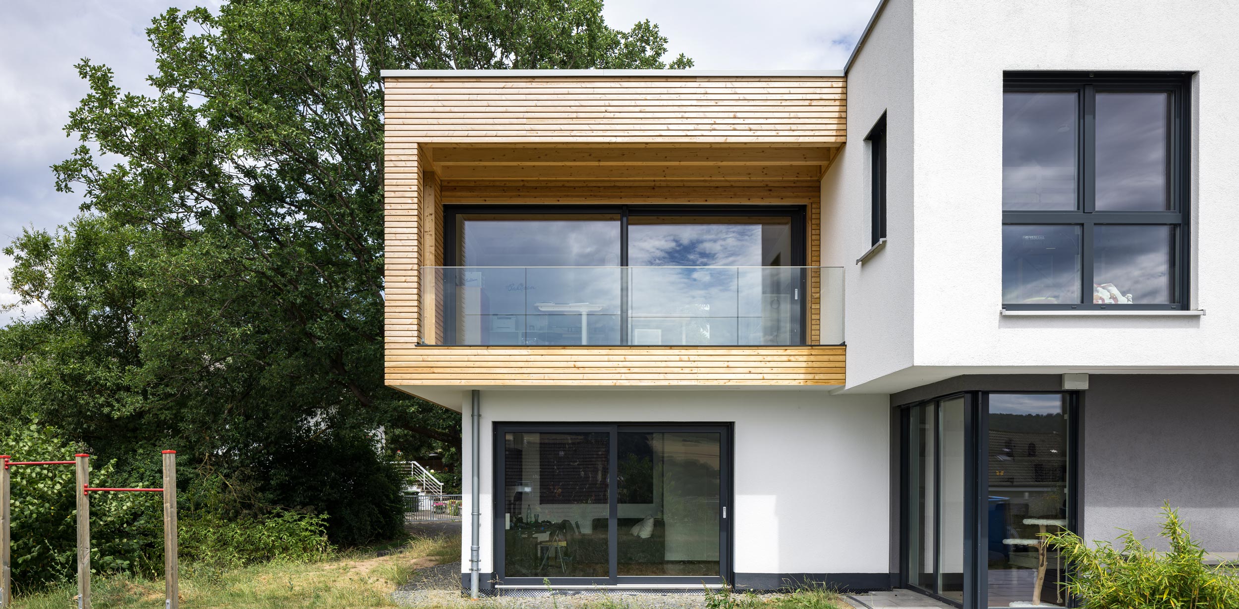 Anbau mit Holzfassade im Obergeschoss