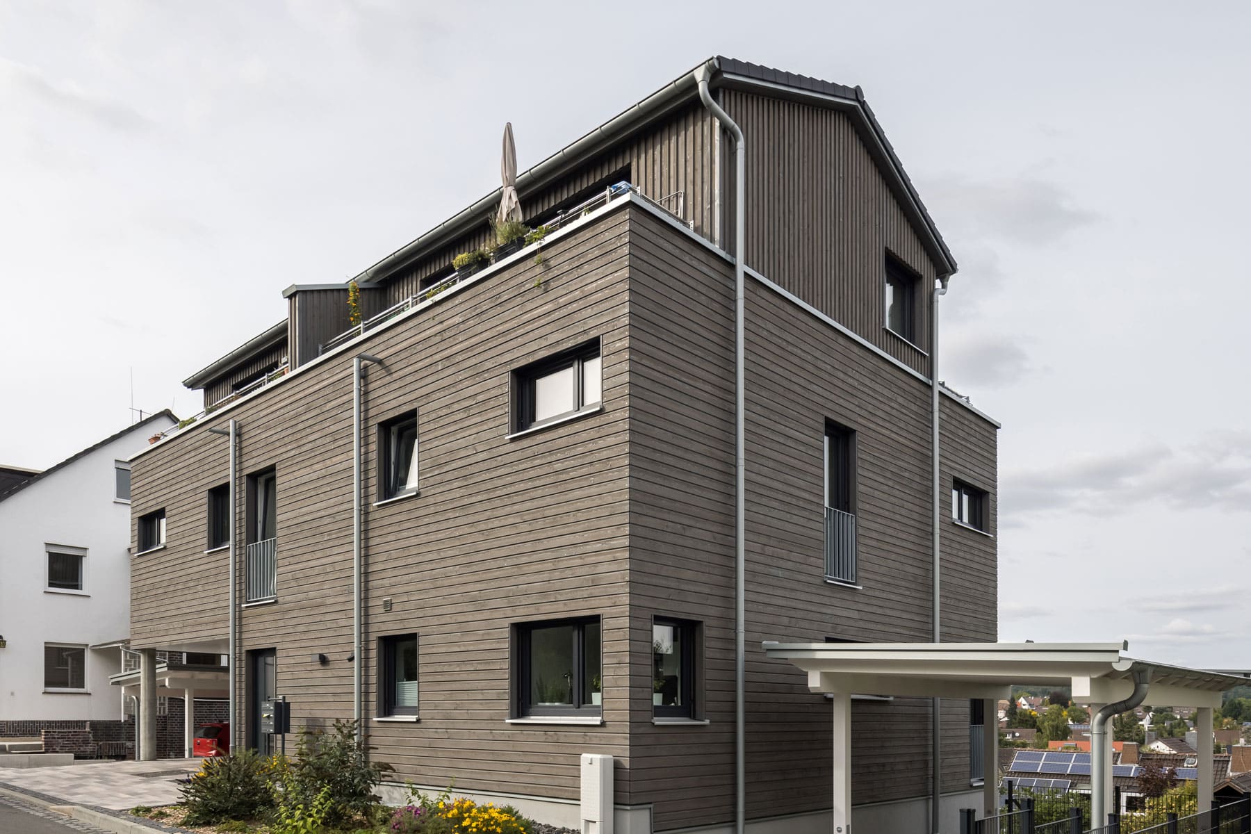 Mehrfamilienhaus aus Holz mit Holzverschalung