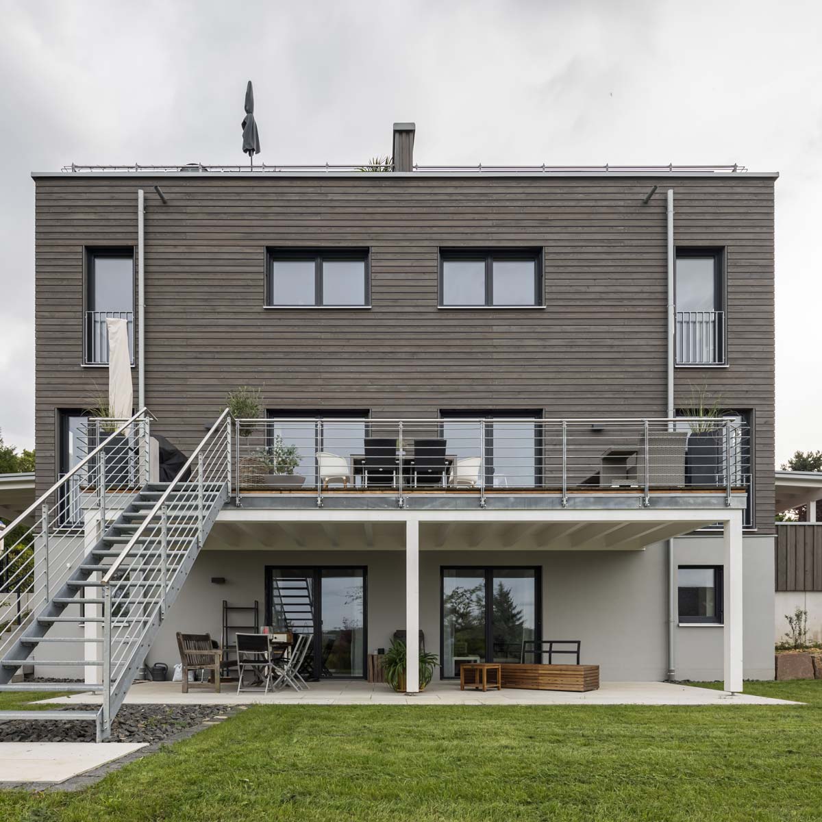 Mehrfamilienhaus aus Holz mit Garten