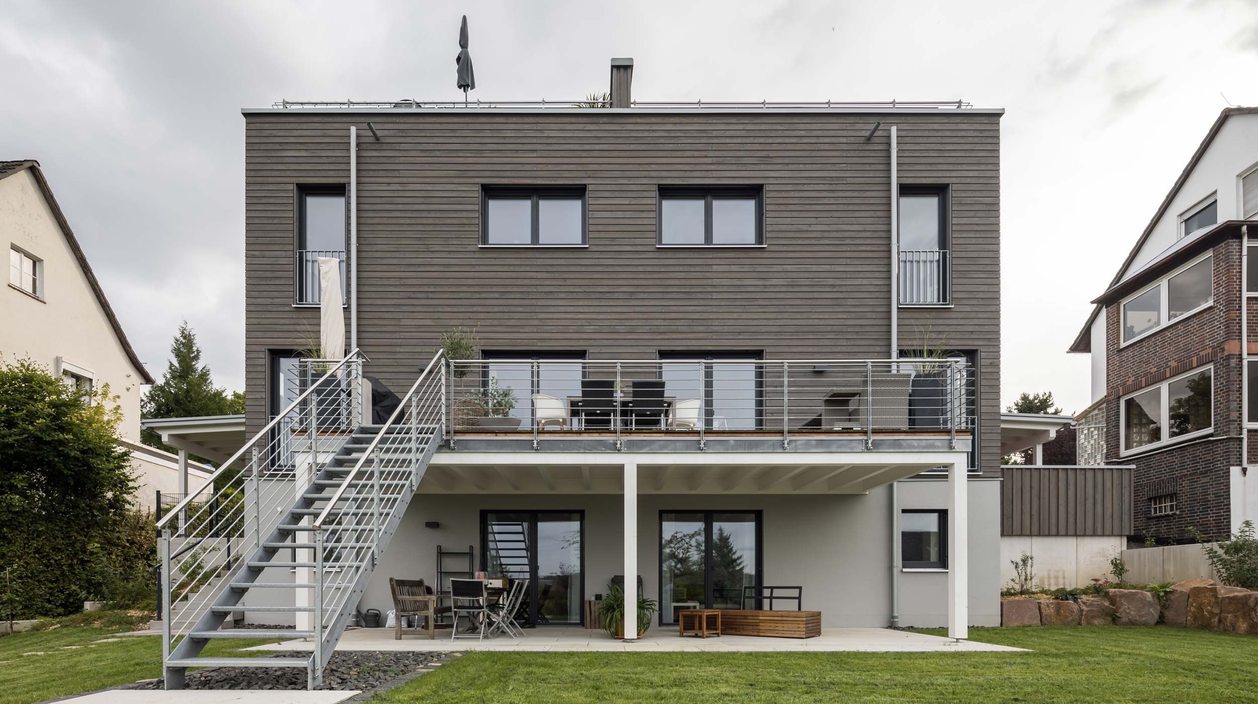 Mehrfamilienhaus aus Holz mit Garten