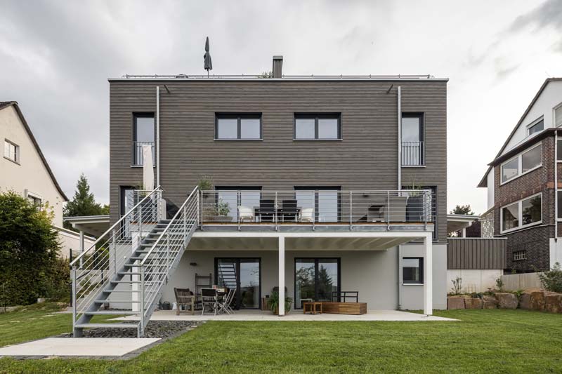 Mehrfamilienhaus aus Holz mit Garten