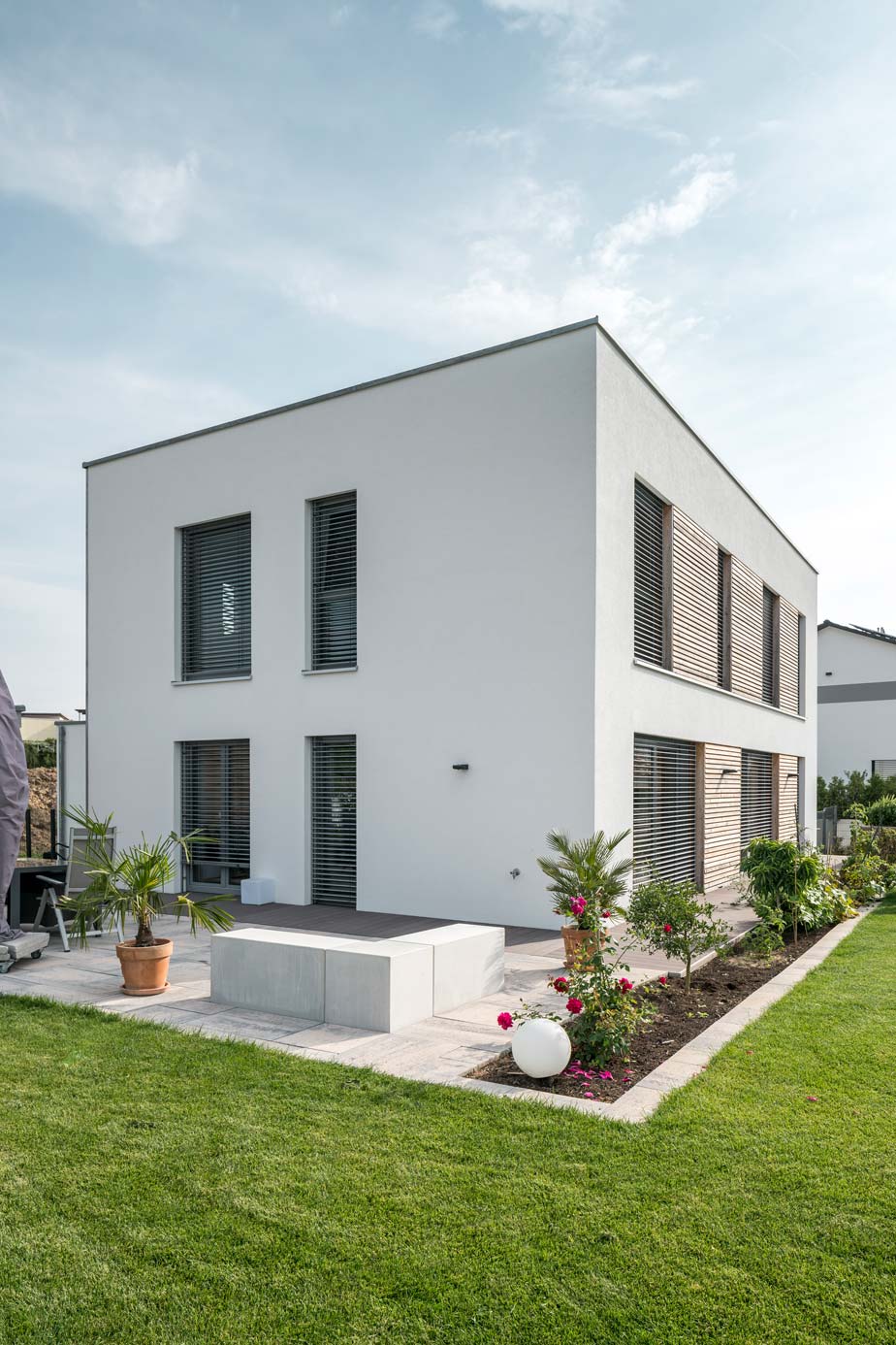 Kubushaus als Holzrahmenbau mit Terrasse